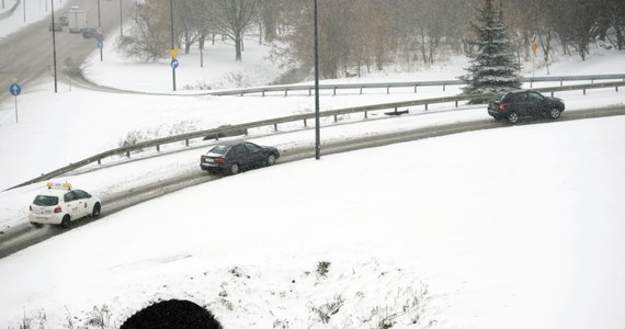 Zimowa pogoda uprzykrza życie kierowcom. Śliskie drogi i śnieg dają się we znaki zmotoryzowanym w większości regionów kraju. Warunki atmosferyczne nad ranem przyczyniły się w Krakowie do karambolu. Źle podróżuje się również na północy Polski. 