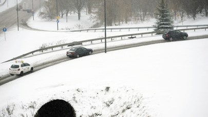 Zima znów w natarciu. Na drogach biało i bardzo ślisko!