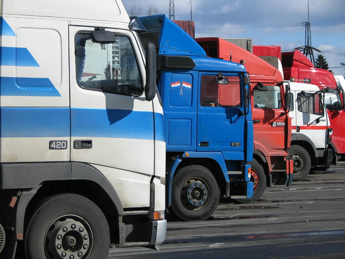 "Nie zamierzamy płacić za niedociągnięcia któregoś z ministerstw" - tak mazowiecki urząd wojewódzki odpowiada ministrom finansów i transportu. Resort Jacka Rostowskiego znalazł pieniądze na zaświadczenia dla kierowców upoważniające do przewozu ładunków niebezpiecznych w budżetach wojewodów. Mazowsze nie chce jednak za nie płacić.