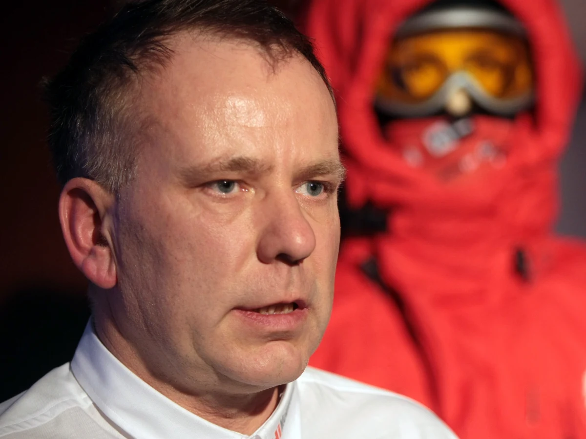 Zanim polscy himalaiści wrócą do kraju, przed kierownikiem wyprawy Krzysztofem Wielickim jest jeszcze dużo formalności do załatwienia - wyjaśnił podczas konferencji prasowej Artur Hajzer, szef programu Polski Himalaizm Zimowy. Jak dodał, Polacy są w tej chwili w drodze do Askole, skąd jeepami pojadą do Skardu. Nie wiadomo jednak, czy trasa ta jest aktualnie przejezdna, dlatego trudno dokładnie oszacować termin powrotu.