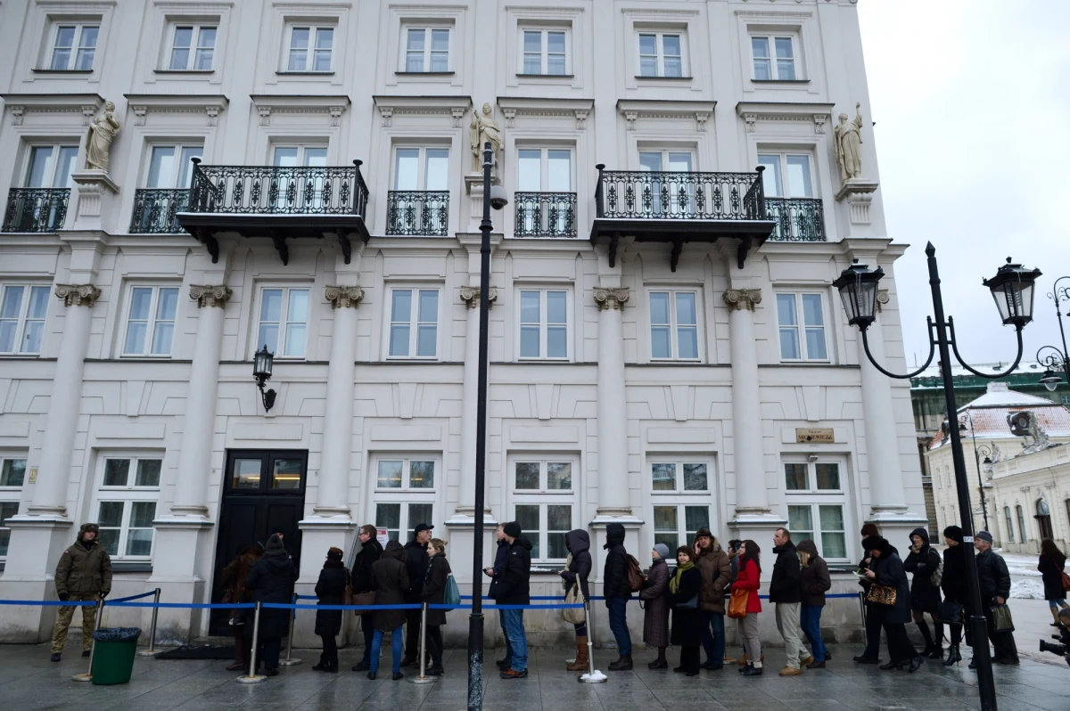 Ponad 800 luksusowych piór wiecznych i blisko 5 tysięcy ekskluzywnych długopisów kupi Kancelaria Prezydenta. Drogie gadżety będę prezentami dla głów państw i ich małżonków, z którymi będzie się spotykał Bronisław Komorwski.