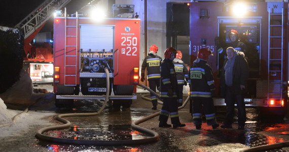 Straż pożarna dogasza ogień, który wybuchł w hali magazynowej w Janikowie koło Poznania. W pożarze nikt ucierpiał. Sześciu pracowników samodzielnie opuściło zagrożone obiekty. 