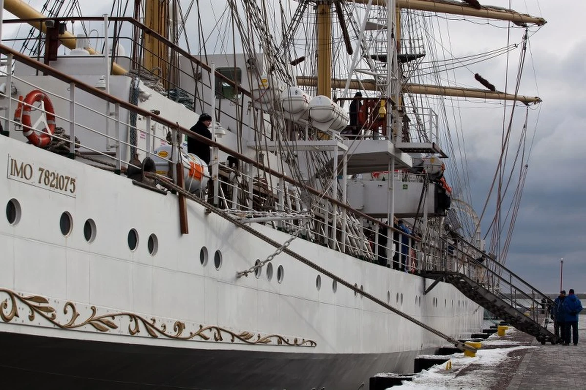 Dar Młodzieży wyruszył dziś w ponad półroczny rejs. Największy polski żaglowiec szkoleniowy zawinie do kilku europejskich portów. Przez jego pokład „przewinie” się w sumie około tysiąca uczniów i studentów.