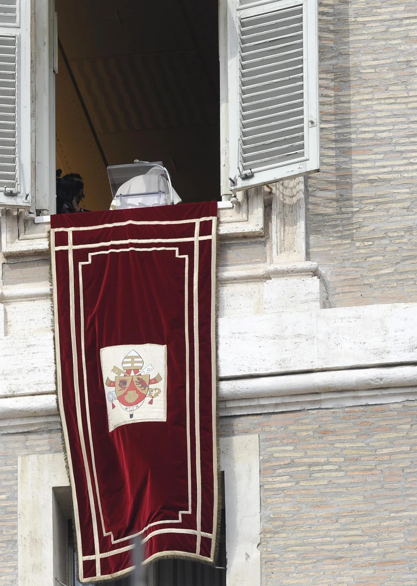 Włoski kardynał Angelo Scola jest najczęściej typowany jako przyszły papież u bukmacherów: brytyjskiego William Hill i irlandzkiego Paddy Power. Według firm przyjmujących zakłady zmniejszyło się natomiast prawdopodobieństwo wyboru papieża z Afryki.