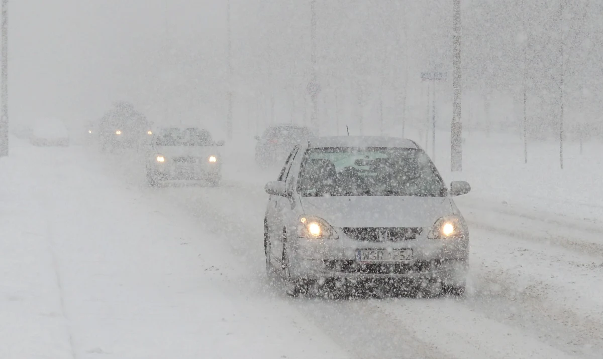 Na południu Polski sypnęło śniegiem. Kierowcy dzwonią na Gorącą Linię RMF FM i skarżą się na warunki jazdy w Małopolsce, na Podkarpaciu oraz w Łódźkiem. Trasy są białe i śliskie. Docierają do nas informacje o pierwszych utrudnieniach.