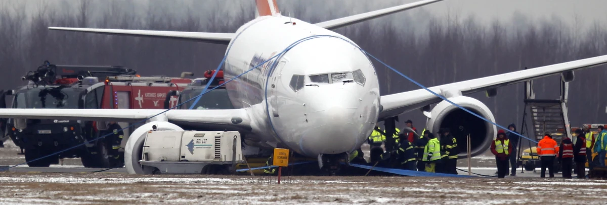 Lotnisko w Pyrzowicach pod Katowicami będzie nieczynne do odwołania. Pas startowy blokuje tam samolot, który wczoraj miał kłopoty z hamowaniem. Początkowo informowano, że lotnisko zostanie otwarte ok. 9:00. 