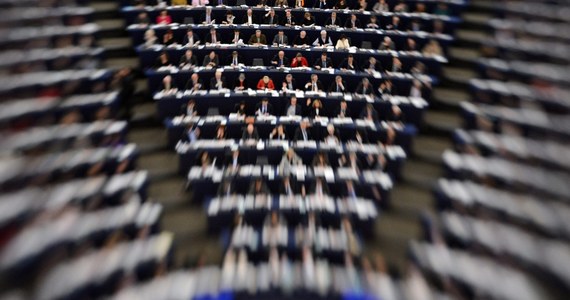 Europarlament przyjął rezolucję dotyczącą budżetu UE, w której odrzuca porozumienie wynegocjowane przez szefów państw i rządów na szczycie w lutym. Wówczas ustalono, że Polsce przypadnie 105 mld euro. Dziś polscy eurodeputowani zostali jednak przegłosowani. 