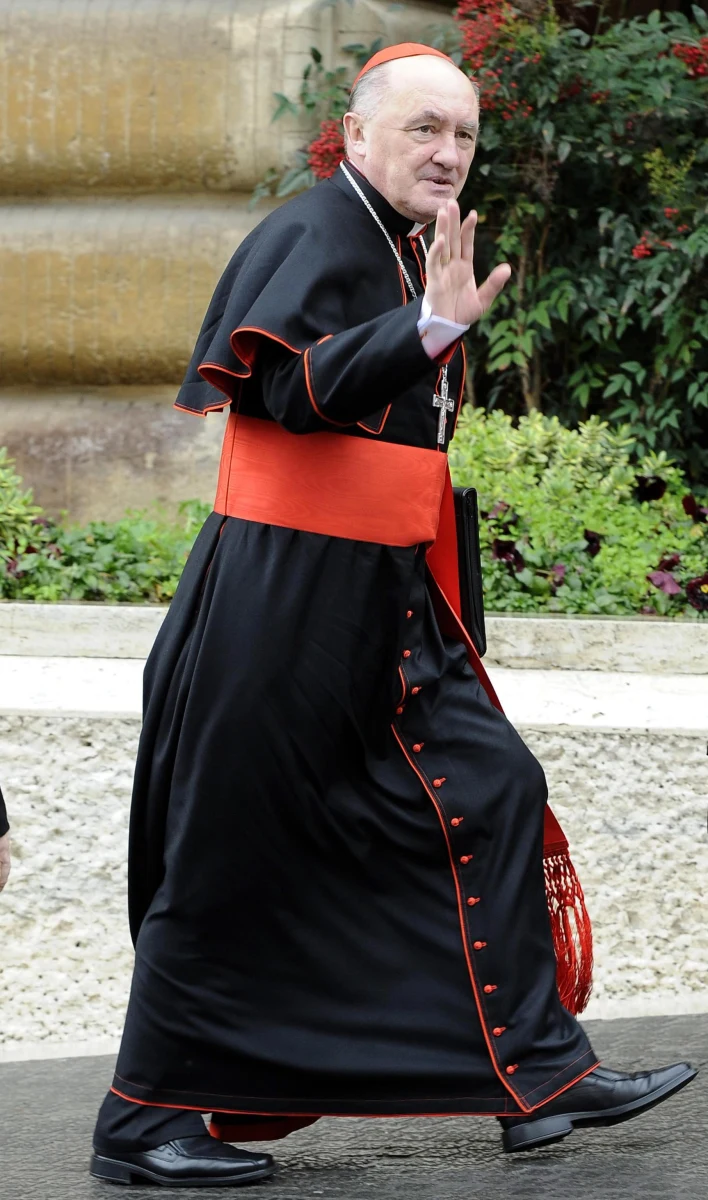 "Myślę, że od dawna dojrzewała taka myśl i potrzeba - wynikająca ze sprawiedliwości - że następny papież powinien być spoza Europy" - mówi kardynał Kazimierz Nycz w rozmowie z dziennikarzem RMF FM Konradem Piaseckim. Jak dodaje polski hierarcha, który brał udział w konklawe, po wyborze imienia papież uzasadnił, dlaczego przybiera imię Franciszek. Metropolita warszawski wskazuje także na niezwykłą skromność nowego Ojca Świętego. "Był przygotowany dla niego wielki złoty tron, a papież sobie siadł i klęknął w ławce" - wyjaśnia kard. Nycz.