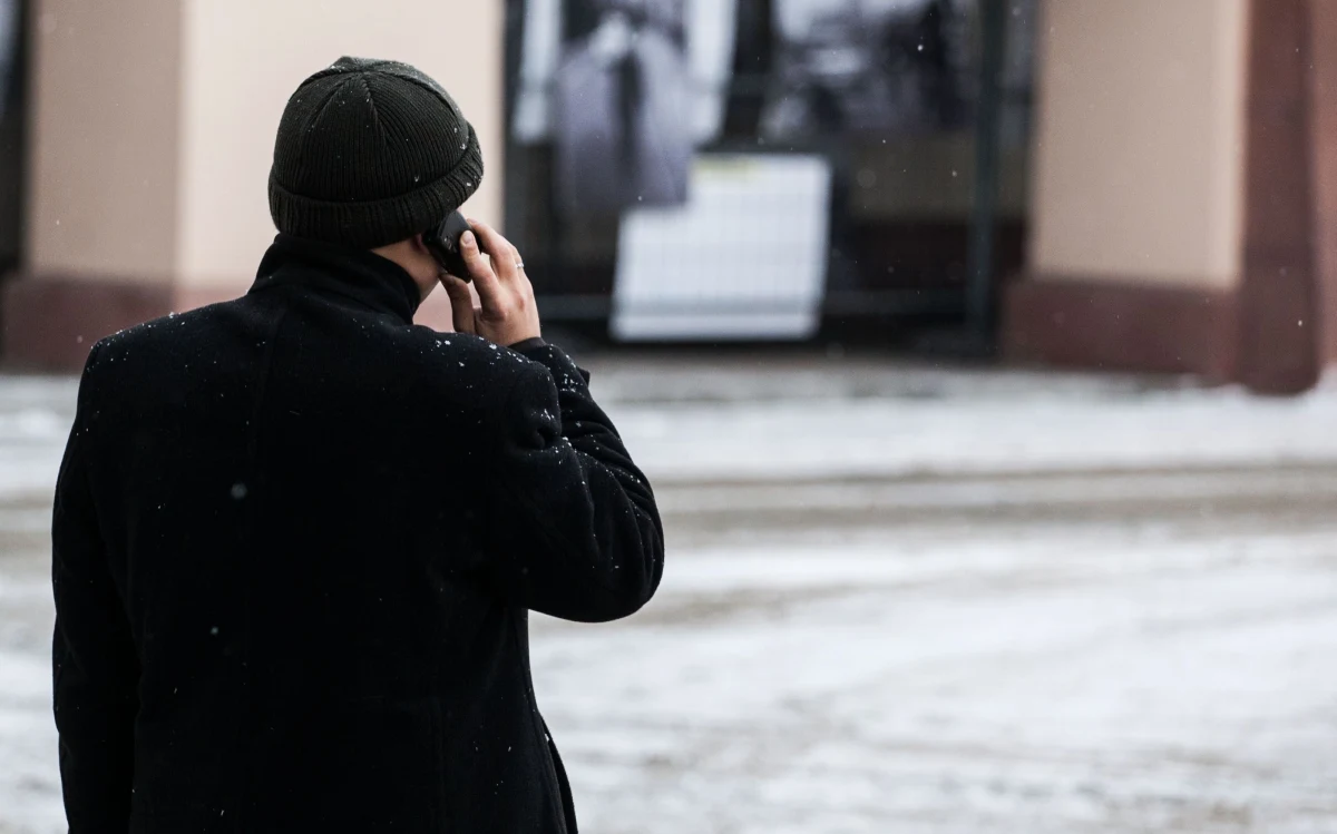 Denerwują cię rozmowy telefoniczne prowadzone przez innych w twoim otoczeniu? Nie ma się czemu dziwić. Wyniki badań przeprowadzonych przez naukowców Uniwersytetu w San Diego wskazują, że niekompletna rozmowa, w której słyszymy tylko wypowiedzi jednej strony zdecydowanie bardziej angażuje naszą uwagę. Pisze o tym w najnowszym numerze czasopismo "PLOS ONE".