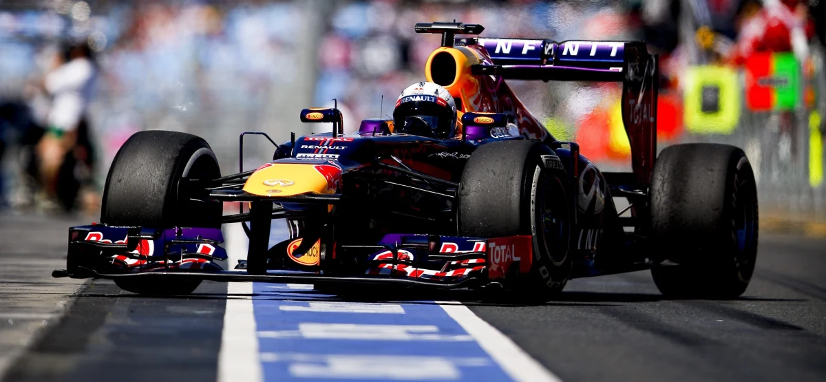 Za nami dwa treningi poprzedzające pierwszy w tym roku wyścig Formuły 1 - o Grand Prix Australii. Najlepsze czasy na torze w Melbourne "wykręcił" na razie Sebastian Vettel.