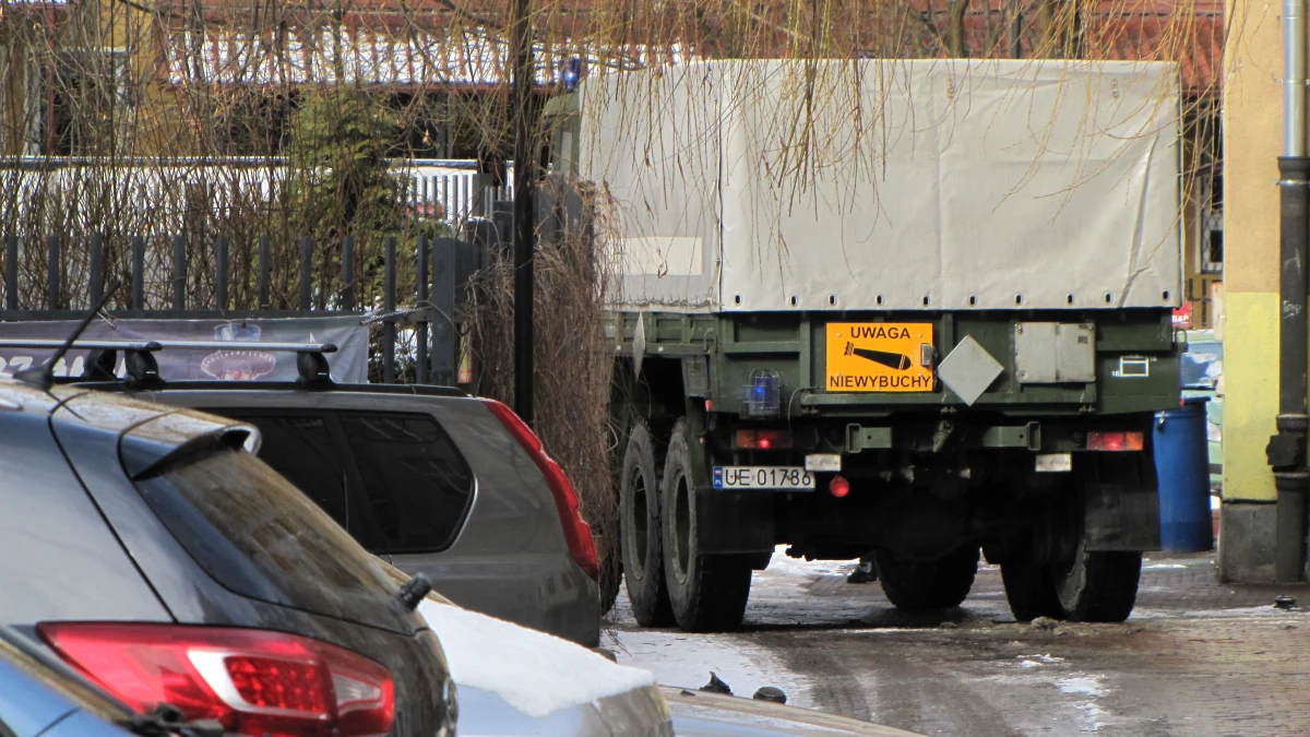 W garażu wynajmowanym przez mężczyznę, zabitego wraz z partnerką i córeczką przy ul. Długiej w Gdańsku, znaleziono niebezpieczne materiały. Najprawdopodobniej są to materiały wybuchowe. Na miejsce przyjechali saperzy. Mają ocenić, czy trzeba będzie ewakuować mieszkańców i przedszkole, które mieści się w podwórku.