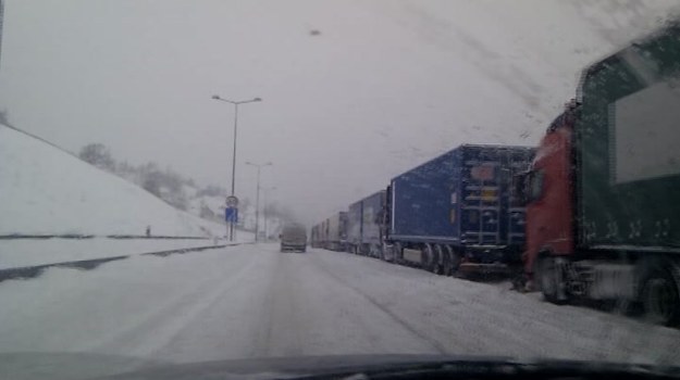 Obfite opady śniegu spowodowały chaos na Zakopiance. Na zaśnieżonej drodze stanęły tiry, częściowo blokując przejazd.