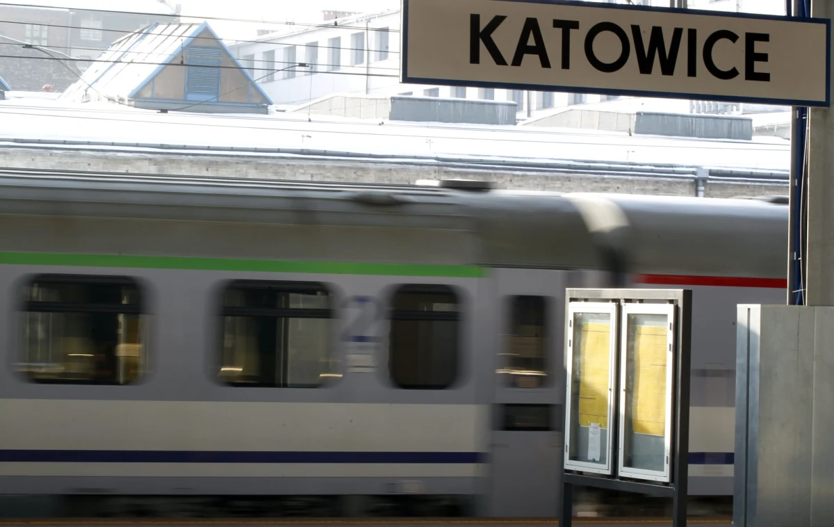 Do bulwersującego incydentu doszło na dworcu PKP w Katowicach. Umundurowany ochroniarz obiektu pobił tam 57-letniego mężczyznę i wmówił straży miejskiej, że... to on go zaatakował.