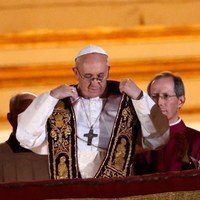 Papież Franciszek na balkonie Bazyliki św. Piotra [PAP/EPA/VALDRIN XHEMAJ]