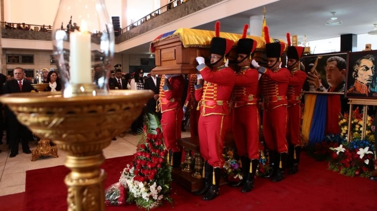 Rząd Wenezueli postanowił, że ciało zmarłego prezydenta tego kraju Hugo Chaveza nie będzie - wbrew zapowiedziom - zabalsamowane. Co ciekawe, władze tego kraju zrezygnowały z wcześniejszych planów po zasięgnięciu opinii... rosyjskich ekspertów.