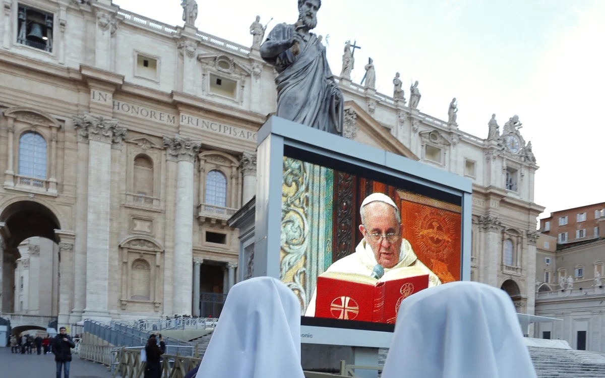 Konklawe przypomina telewizyjnego Big Brothera w bardzo wielu aspektach - napisał na swoim blogu brytyjski dziennikarz Stuart Heritage. To ryzykowne i zaskakujące stwierdzenie początkowo wydawało się być żartem, sposobem na odreagowanie w tej niezwykłej i historycznej sytuacji, w jakiej znalazł się Kościół. Okazało się jednak, że z każdym kolejnym dniem zyskuje na prawdziwości.