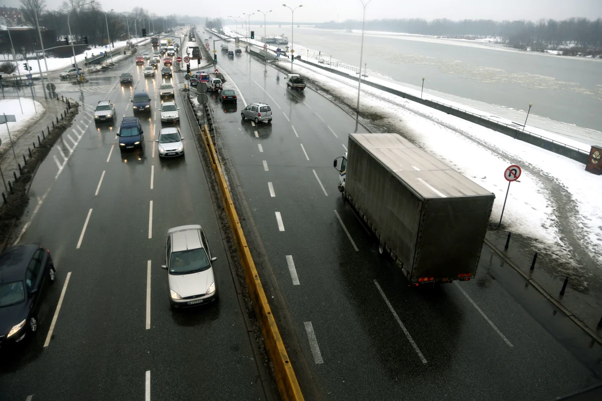 Przywrócono ruch na Wisłostradzie w kierunku Gdańska - poinformowała stołeczna policja. Trasę zamknięto przed południem z powodu betonowego elementu, który spadł z Mostu Gdańskiego. 