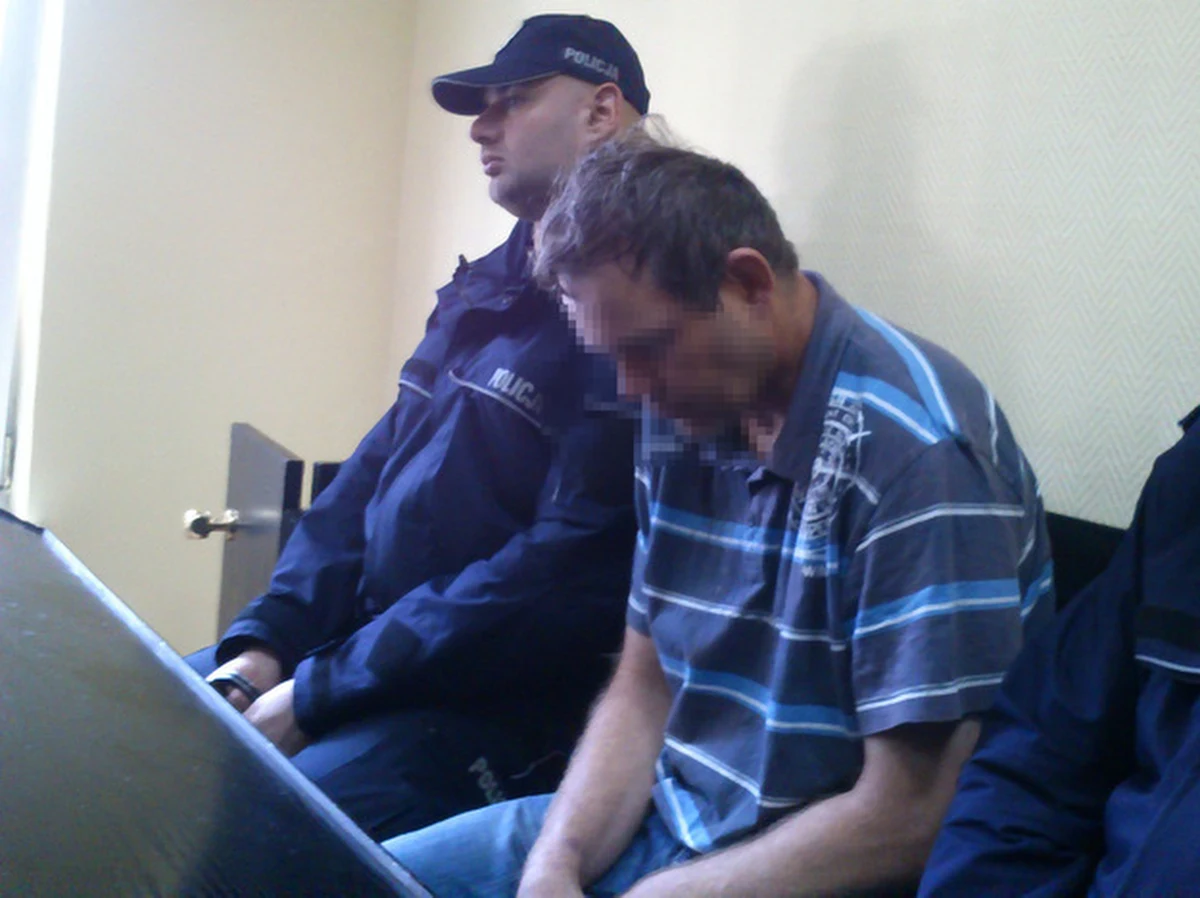 Zarzut niedopełnienia obowiązków służbowych usłyszała dziś była dyrektor Powiatowego Centrum Pomocy Rodzinie w Pucku - dowiedział się dziennikarz RMF FM Kuba Kaługa. Prokuratura zarzuca jej szereg zaniedbań i zaniechań ws. dwójki dzieci zamordowanych przez rodziców zastępczych.