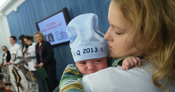 W kwietniu Sejm zajmie się ustawą wydłużającą urlopy macierzyńskie. Już teraz do premiera o spotkanie apelują matki, których dzieci urodziły się przed 17 marca. Twierdzą, że nowe przepisy dyskryminują 80 tysięcy rodzin.