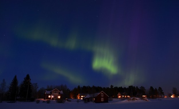 Tak wyglądała zorza polarna nad szwedzkimi miastami Are i Ostersund o zmierzchu 17 marca 2013 roku. Zorza polarna to zjawisko świetlne w postaci kolorowych łuków, wstęg, promieni i draperii. 