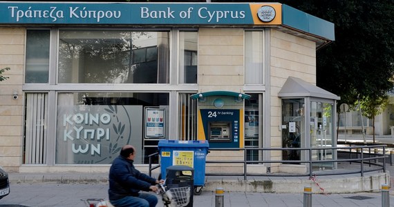 Dopiero jutro parlament Cypru będzie głosował w sprawie kontrowersyjnej ustawy o specjalnym podatku od wkładów bankowych. Oburzeni są nie tylko Cypryjczycy. W tamtejszych bankach zdeponowane są miliardy dolarów, należące do Rosjan.
