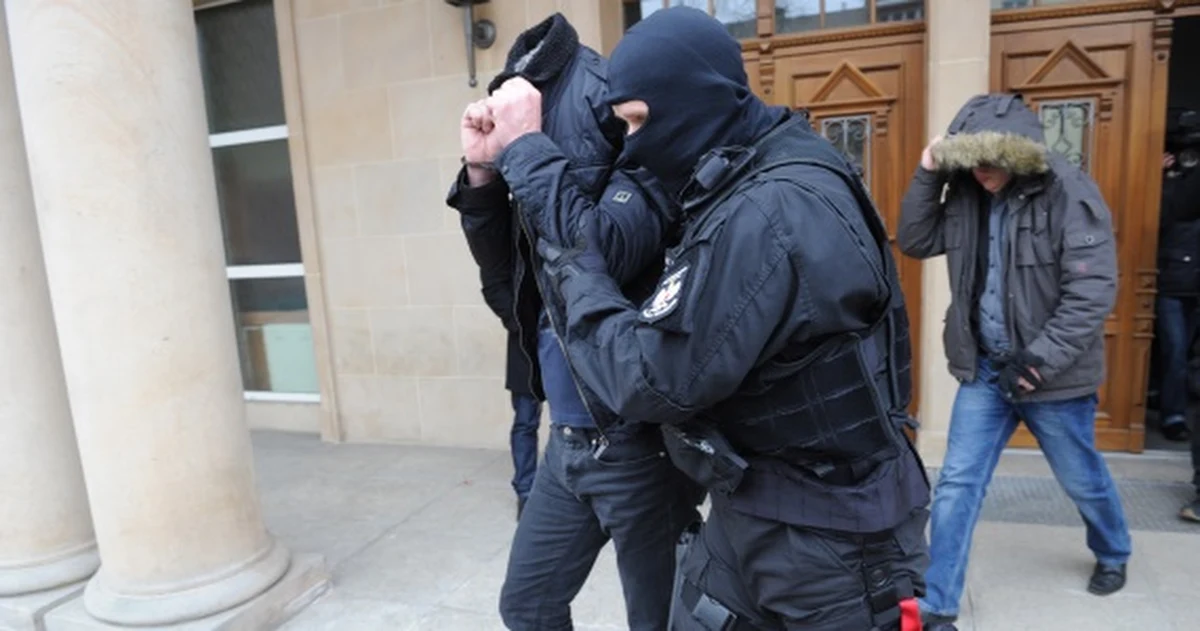 Nawet kilkadziesiąt osób ze szczecińskiego establishmentu może mieć kłopoty w związku z zatrzymaniem znanego biznesmena. Paweł G. usłyszał zarzuty korupcyjne. Jak ustalił nieoficjalnie nasz reporter, przedsiębiorca miał rozdać kilkadziesiąt kart rabatowych do swoich restauracji znanym w Szczecinie politykom i urzędnikom. 