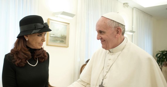 Papież Franciszek spotkał się z prezydent Argentyny Cristiną Fernandez de Kirchner. Po trwającej 15 minut rozmowie zjedli razem obiad w Domu Świętej Marty w Watykanie, gdzie papież na razie mieszka i przyjmuje na audiencjach. Po spotkaniu prezydent przyznała, że prosiła papieża o wstawiennictwo w sprawie Falklandów.