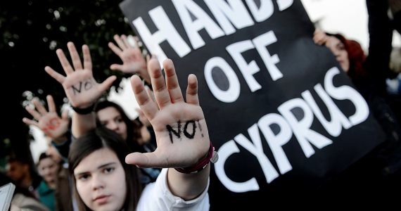 Cypryjczycy protestują przeciwko wprowadzeniu jednorazowego podatku od depozytów bankowych. Jest on warunkiem pomocy UE dla bankrutującej wyspy. „Tam mają oszczędności nauczyciele,urzędnicy, emeryci. To są pieniądze Cypryjczyków. Skok na tę kasę jest po prostu barbarzyński” – uważa Robert Gwiazdowski z Centrum Adama Smitha.