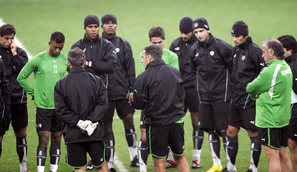 30 portugalskich sędziów piłkarskich złożyło wspólny pozew do sądu w Lizbonie przeciwko byłemu wiceprezesowi Sportingu Lizbona Paulo Cristovao. Domagają się od niego odszkodowania za szpiegowanie ich przez należącą do działacza agencję detektywistyczną.