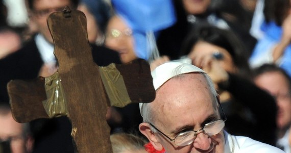 "Nie bójmy się dobroci ani wrażliwości, troszczmy się o całe stworzenie i o wszystkich, przede wszystkim najsłabszych" - zaapelował papież Franciszek w homilii podczas inauguracji swojego pontyfikatu na Placu św. Piotra. W trakcie uroczystości otrzymał paliusz i Pierścień Rybaka - insygnia władzy papieskiej. W ceremonii wzięły udział dziesiątki tysięcy wiernych i 130 oficjalnych delegacji, w tym ponad 30 prezydentów, wśród nich Bronisław Komorowski.