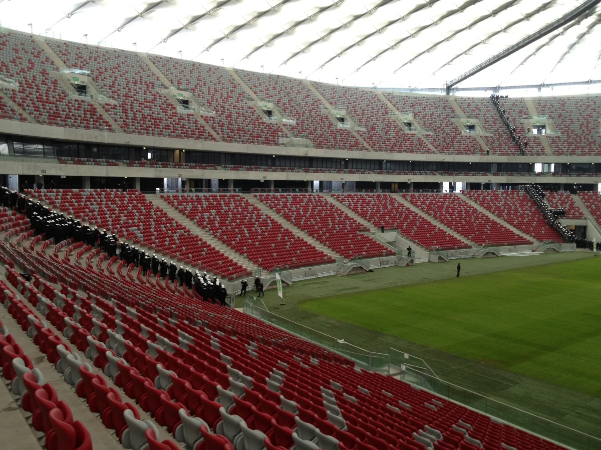 Kibice wybierający się na piątkowy mecz Polska - Ukraina na Stadionie Narodowym w Warszawie będą mogli zaparkować samochód tuż obok stadionu. Pierwszy raz na jego błoniach zostanie uruchomiony parking mieszczący nawet 3 tysiące samochodów. Dojazd do niego prowadzi jednak jedną drogą i jest jeszcze utrudniony przez budowę metra.