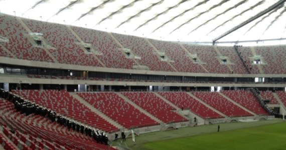 Kibice wybierający się na piątkowy mecz Polska - Ukraina na Stadionie Narodowym w Warszawie będą mogli zaparkować samochód tuż obok stadionu. Pierwszy raz na jego błoniach zostanie uruchomiony parking mieszczący nawet 3 tysiące samochodów. Dojazd do niego prowadzi jednak jedną drogą i jest jeszcze utrudniony przez budowę metra.