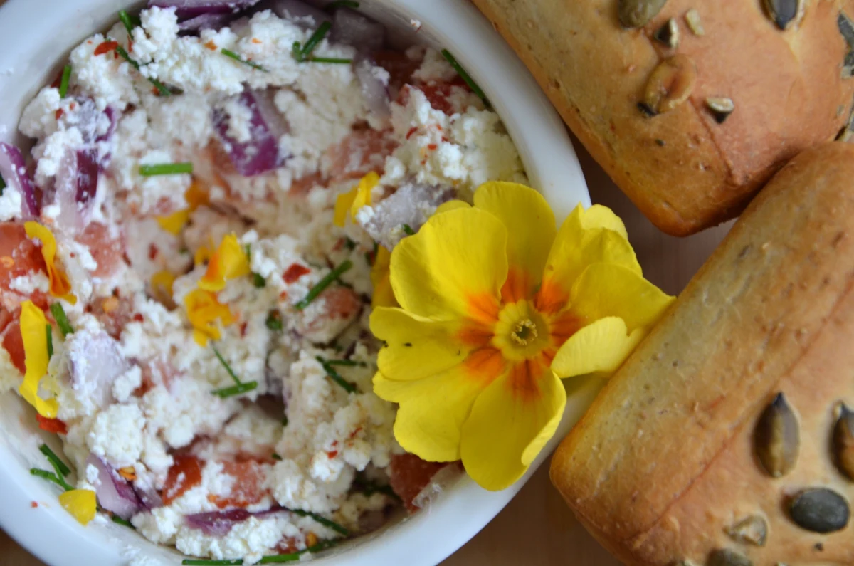 Nie tylko na łące i w wazonie jest miejsce kwiatów. Coraz częściej goszczą one też na talerzu - i to nie tylko w charakterze ozdobnym. Dodają bowiem wykwintności, zapachu i przede wszystkim smaku najprostszym potrawom. 