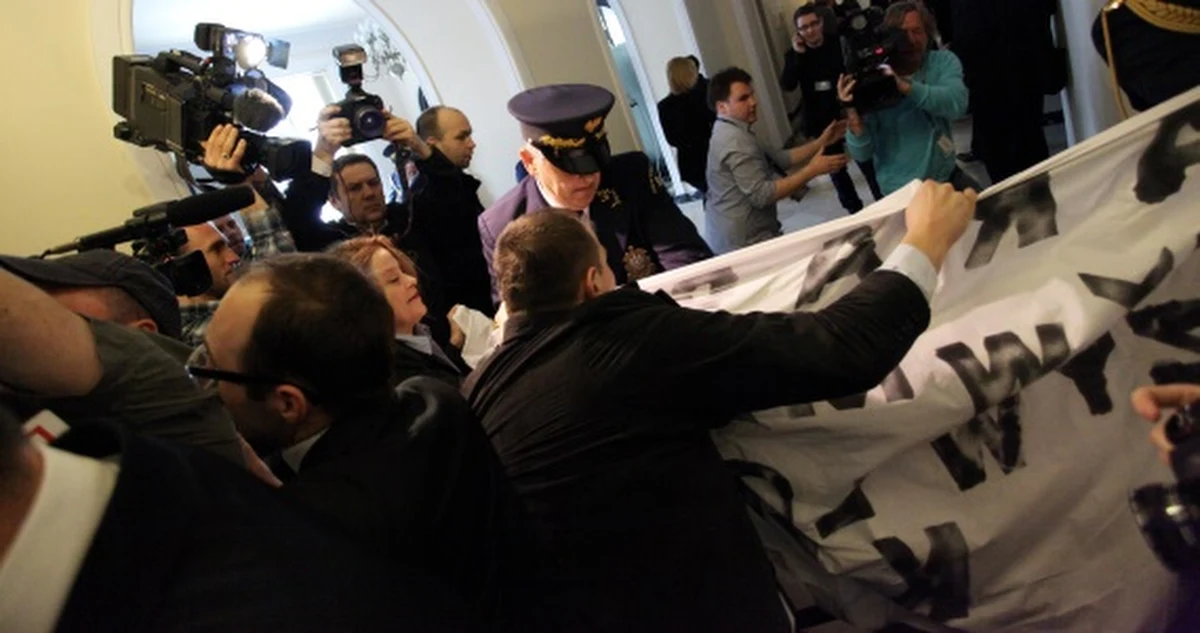 Podczas posiedzenia sejmowej komisji spraw zagranicznych doszło do przepychanek. Interweniowała straż marszałkowska. Poszło o Tomasza Arabskiego, kandydata na ambasadora w Hiszpanii, przesłuchiwanego przed komisją. Jej posiedzenie zakłóciła grupa zwolenników PiS.