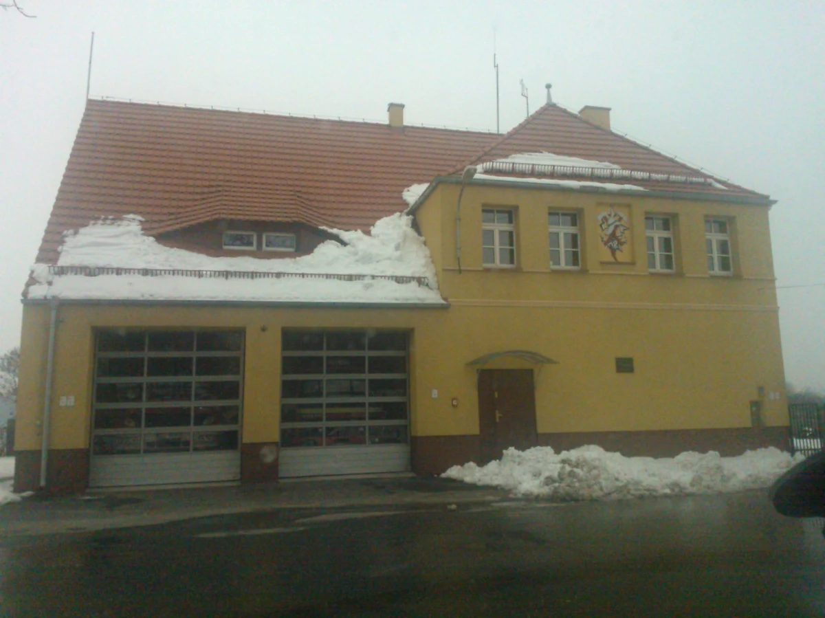 12 lat więzienia grozi naczelnikowi Ochotniczej Straży Pożarnej w Twardogórze w woj. dolnośląskim. Razem z innym strażakiem miał wykorzystywać seksualnie nieletnie dziewczyny. Mężczyźni mieli w remizie współżyć z gimnazjalistkami.