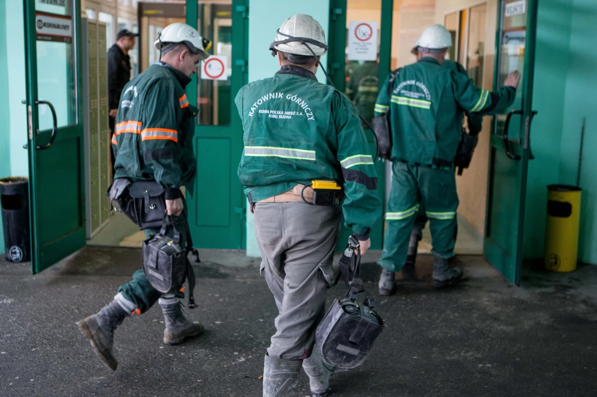 Wstrząs w kopalni ZG "Rudna" w Polkowicach na Dolnym Śląsku spowodował, że w miejscu wydobycia jest półkilometrowe rumowisko. Zniszczonych zostało także kilka maszyn górniczych. To pierwsze ustalenia wizji lokalnej na miejscu zdarzenia. 