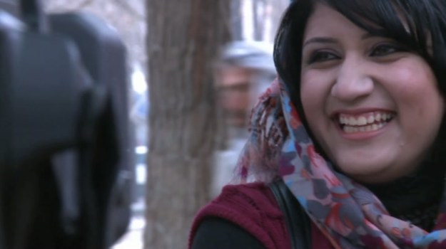 20-letnia Sonia Sarwari należy do najpopularniejszych afgańskich aktorek. Występuje w spotach reklamowych, serialach telewizyjnych i filmach. Nie wszystkim jednak podoba się to, że robi karierę. W Afganistanie nie brakuje fanatyków, którzy uważają, że kobieta nie powinna w ogóle pracować, nie mówiąc już o pracy przed kamerami. Jeden z nich w brutalny sposób zaatakował Sonię...