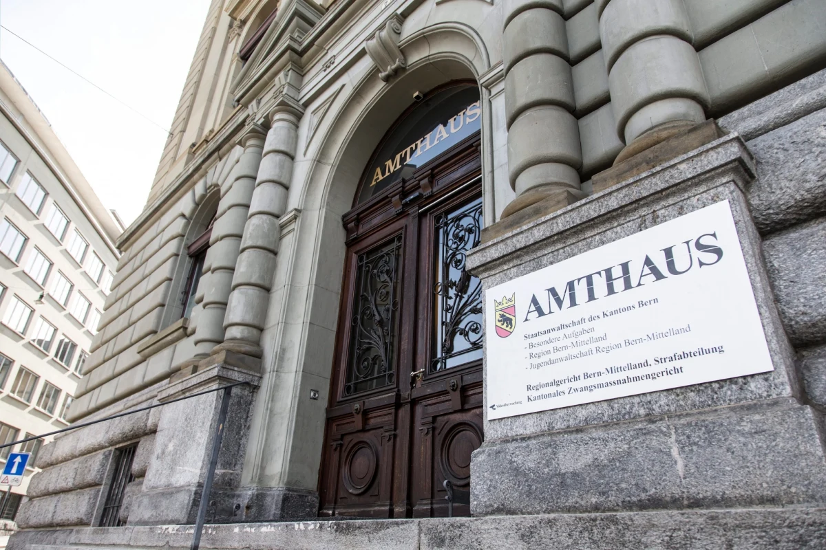 Samozwańczy szwajcarski terapeuta, któremu udowodniono umyślne zarażenie wirusem HIV co najmniej 16 pacjentów, został skazany przez sąd w Bernie na 12 lat i 9 miesięcy więzienia. 54-latek jest z zawodu nauczycielem muzyki. Nie wiadomo, dlaczego zarażał swoje ofiary.