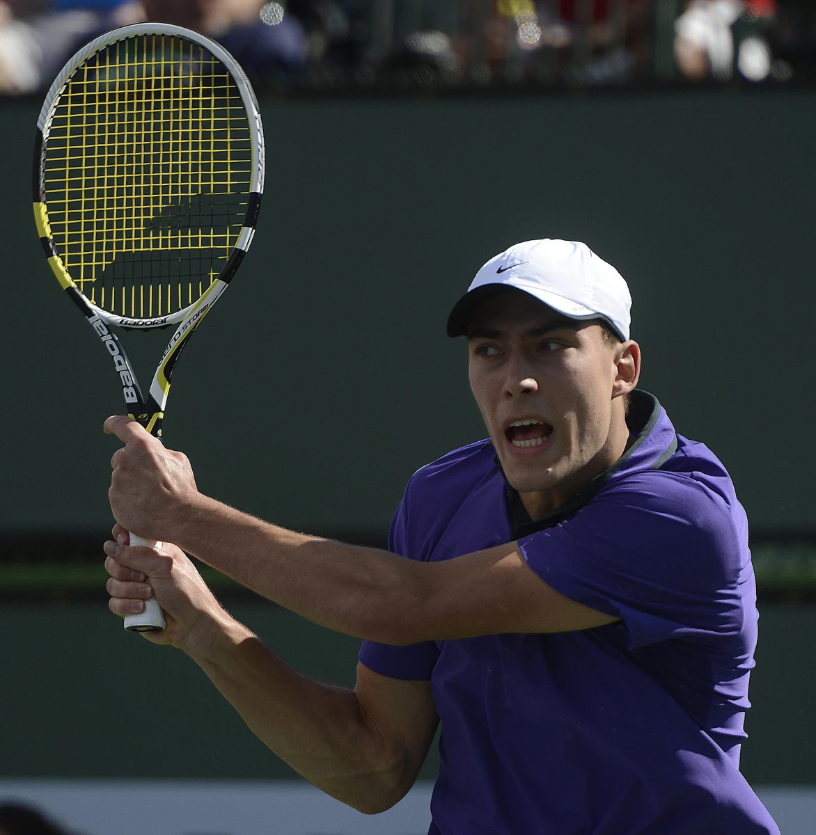 Jerzy Janowicz pożegnał się z turniejem w Miami. Polak przegrał z Brazylijczykiem Thomazem Belluccim 6:7 (5-7), 6:3, 3:6. Nie tylko gra tenisisty pozostawiała wiele do życzenia. "Jerzyk" wykłócał się z sędzią i beształ chłopca od podawania piłek, czym wrogo nastawił do siebie sympatyzującą z rywalem publiczność. 