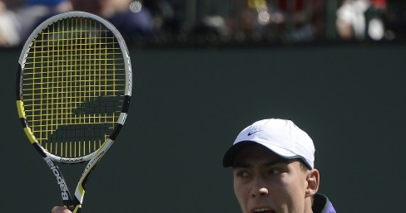 Jerzy Janowicz pożegnał się z turniejem w Miami. Polak przegrał z Brazylijczykiem Thomazem Belluccim 6:7 (5-7), 6:3, 3:6. Nie tylko gra tenisisty pozostawiała wiele do życzenia. "Jerzyk" wykłócał się z sędzią i beształ chłopca od podawania piłek, czym wrogo nastawił do siebie sympatyzującą z rywalem publiczność. 