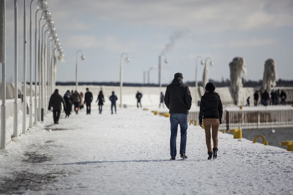 Eksperci wieszczą koniec czterech pór roku. Z kalendarza ma wypaść wiosna. Będzie coraz krótsza, aż w następnych latach zupełnie zaniknie - informuje "Metro".