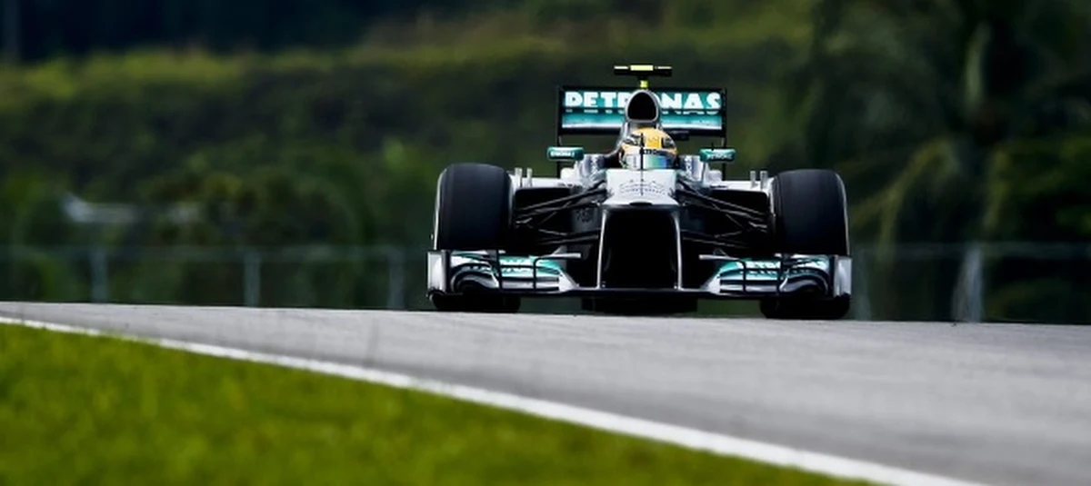 Według szefa Formuły 1 Bernie Ecclestone'a były mistrz świata Lewis Hamilton przed tym sezonem chciał przejść z McLarena do Red Bull. Plany brytyjskiego kierowcy pokrzyżował jednak Australijczyk Mark Webber, który nie zgodził się na odejście z teamu, w którym jeździ już od siedmiu lat.