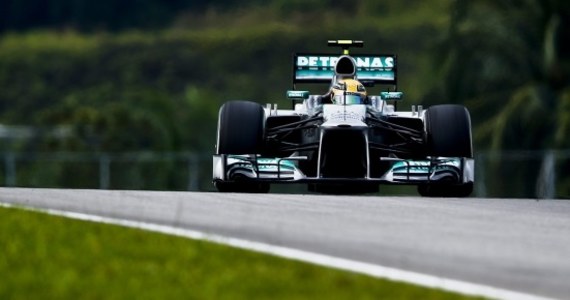 Według szefa Formuły 1 Bernie Ecclestone'a były mistrz świata Lewis Hamilton przed tym sezonem chciał przejść z McLarena do Red Bull. Plany brytyjskiego kierowcy pokrzyżował jednak Australijczyk Mark Webber, który nie zgodził się na odejście z teamu, w którym jeździ już od siedmiu lat.