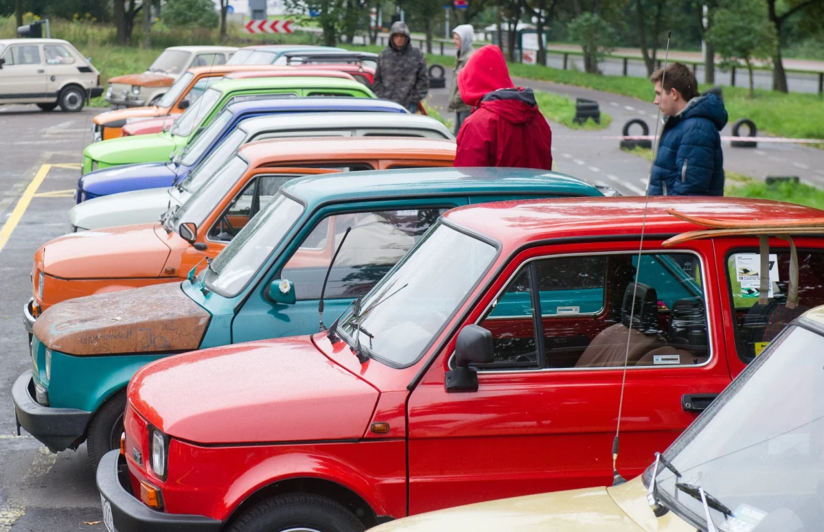 Ponad 3,5 mln złotych wynosi dług państwa wobec osób, które kilkanaście lat temu wniosły przedpłaty na samochód marzeń okresu PRL - malucha lub dużego fiata - ale nigdy nie kupiły pojazdów. Minister finansów ogłosił właśnie aktualną wysokość rekompensat dla nich.