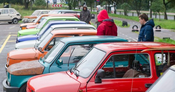 Ponad 3,5 mln złotych wynosi dług państwa wobec osób, które kilkanaście lat temu wniosły przedpłaty na samochód marzeń okresu PRL - malucha lub dużego fiata - ale nigdy nie kupiły pojazdów. Minister finansów ogłosił właśnie aktualną wysokość rekompensat dla nich.