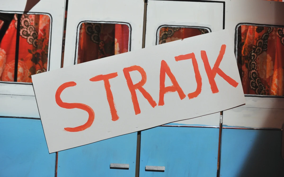 W porannym strajku generalnym na Górnym Śląsku i w Zagłębiu Dąbrowskim weźmie udział ok. 100 tys. osób - szacują przedstawiciele Międzyzwiązkowego Komitetu Protestacyjno-Strajkowego. Strajk rozpocznie się we wtorek o godz. 3.15 nad ranem.