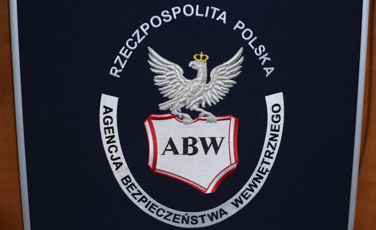 Agencja Bezpieczeństwa Wewnętrznego odkryła nielegalny transfer pieniędzy do Chin - dowiedział się reporter śledczy RMF FM Roman Osica. Wczoraj zatrzymano cztery osoby, które przelały na konta chińskich przedsiębiorców 150 milionów złotych.