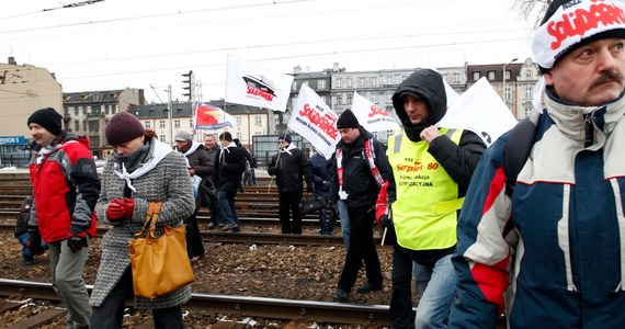 Wstrzymane pociągi, częściowo odwołane lekcje, włoski strajk w szpitalach. Po godz. 10 zakończył się protest na Śląsku. Związkowcy mówią, że udało im się zmobilizować sto tysięcy pracowników. Zarządy śląskich zakładów twierdzą, że wtorkowe protesty nie były dotkliwe. 
