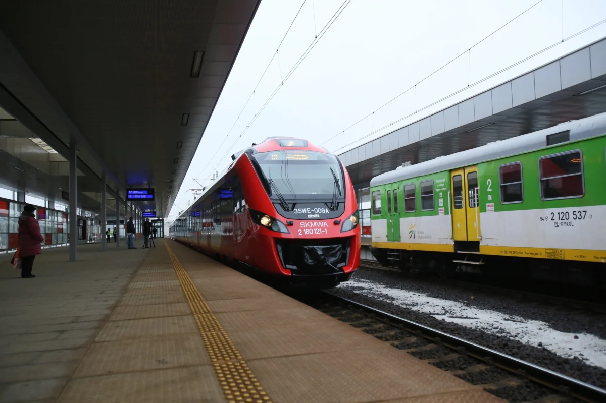 Poważne utrudnienia dla pasażerów Kolei Mazowieckich. W związku z budową tunelu pod torami w podwarszawskich Ząbkach, przewoźnik zmienia rozkład jazdy i odwołuje wiele pociągów.