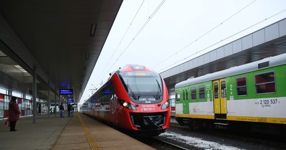 Poważne utrudnienia dla pasażerów Kolei Mazowieckich. W związku z budową tunelu pod torami w podwarszawskich Ząbkach, przewoźnik zmienia rozkład jazdy i odwołuje wiele pociągów.